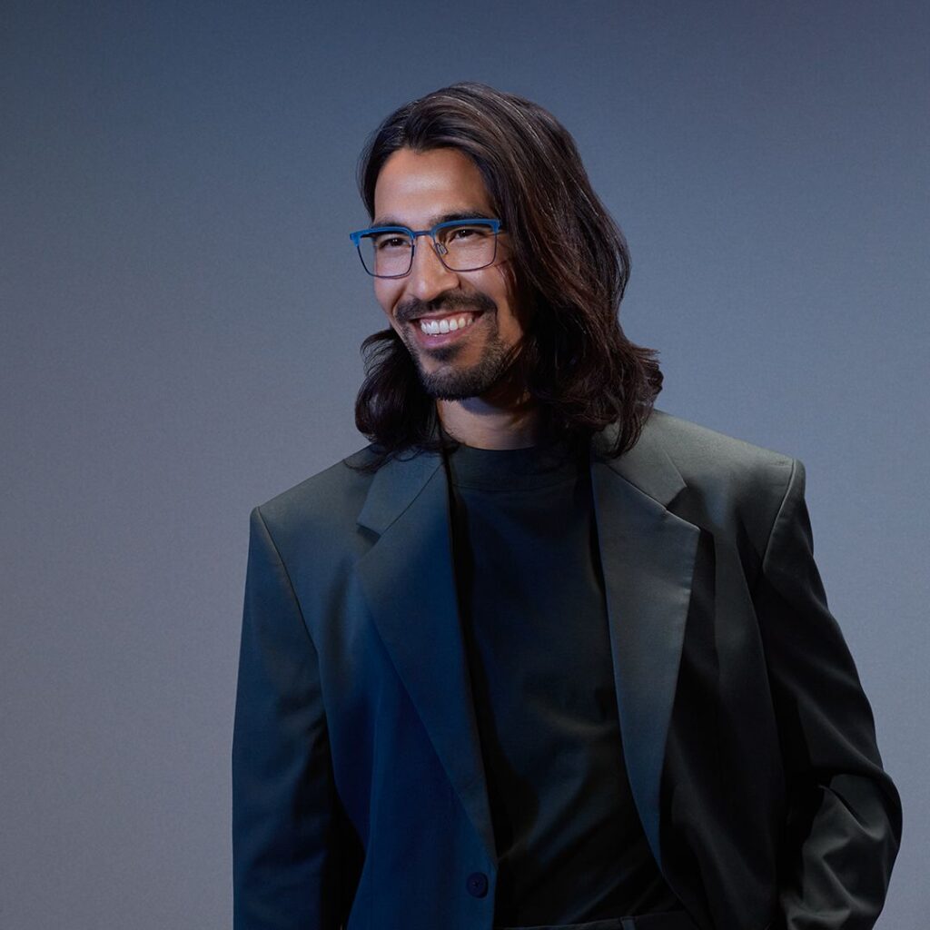 "Imagen de un hombre con gafas de vista de color azul.